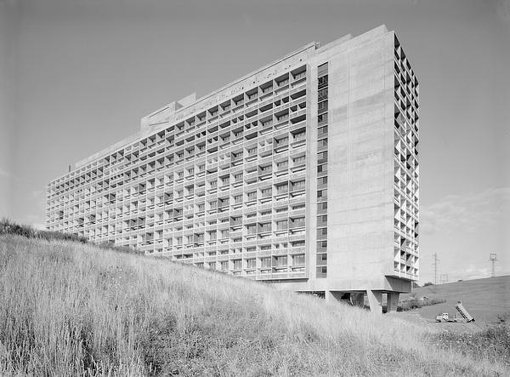 Firminy-vert : unité d'habitation Le Corbusier, façade pignon sud et façade ouest, chantier