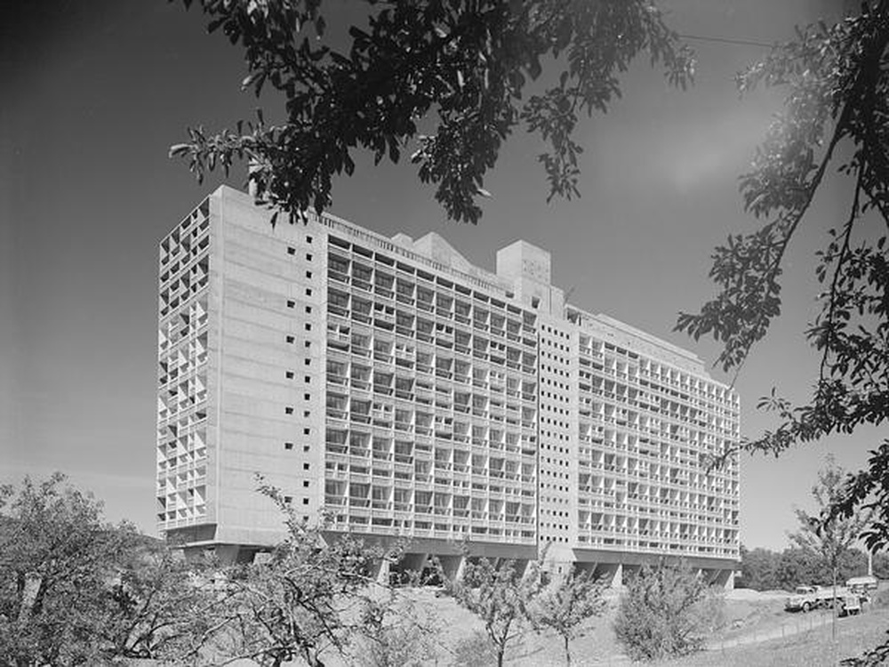 Firminy-vert : unité d'habitation Le Corbusier, façade pignon sud et façade est, chantier