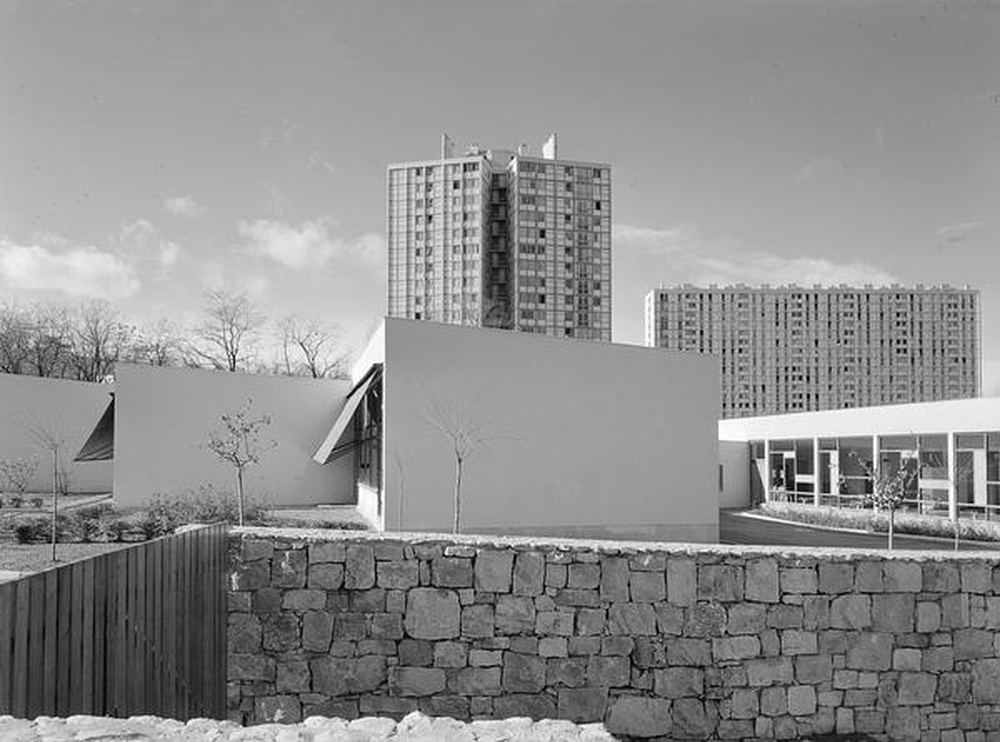 Firminy-vert : école maternelle des Noyers (Marcel Roux), vue partielle de la tour Sive (André Sive) et du Grand H