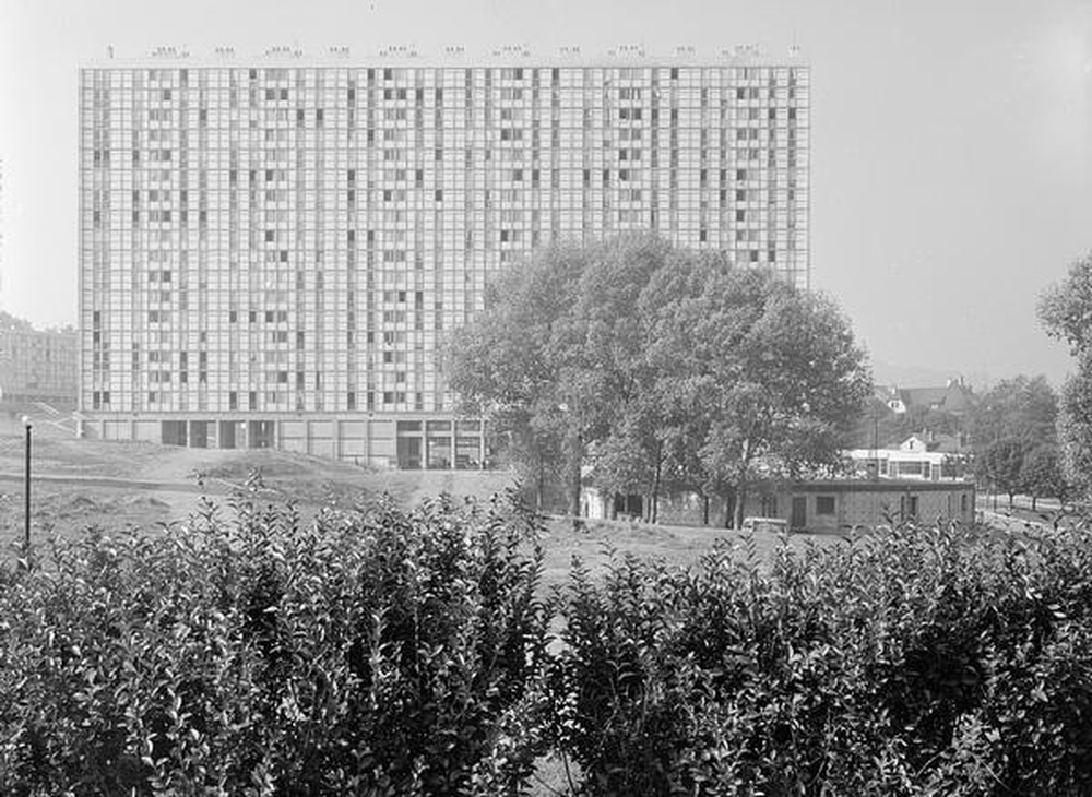 Firminy-vert : le Grand H, façade est, l'espace commercial "Rond du Mail" et les espaces verts