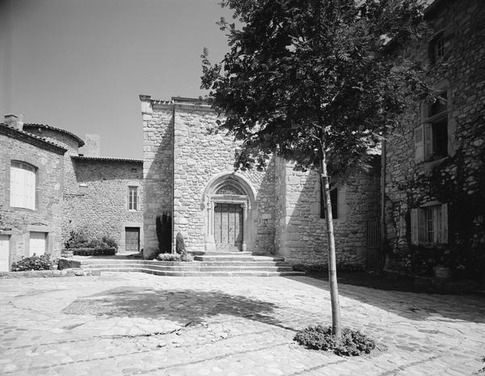 Saint-Etienne : Saint-Victor sur Loire, église, vue partielle d'une façade et de la cour pavée