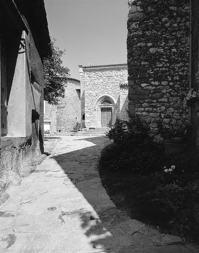 Saint-Etienne : Saint-Victor sur Loire, allée menant à une entrée de l'église