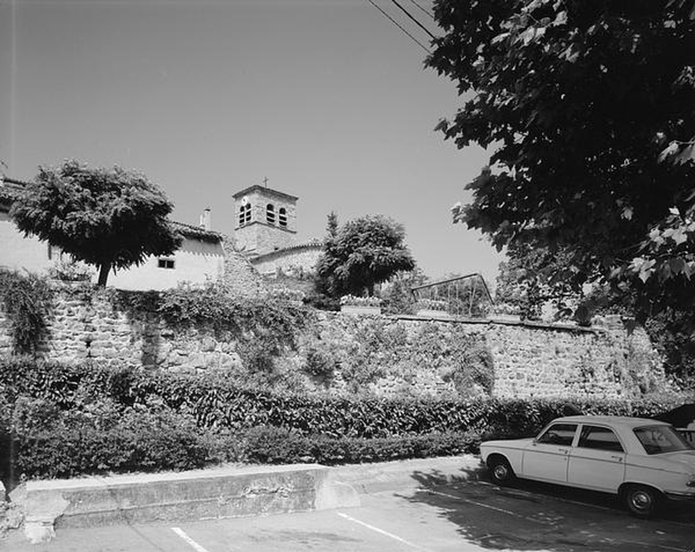 Saint-Etienne : Saint-Victor sur Loire, maison et vue partielle de l'église et de son clocher