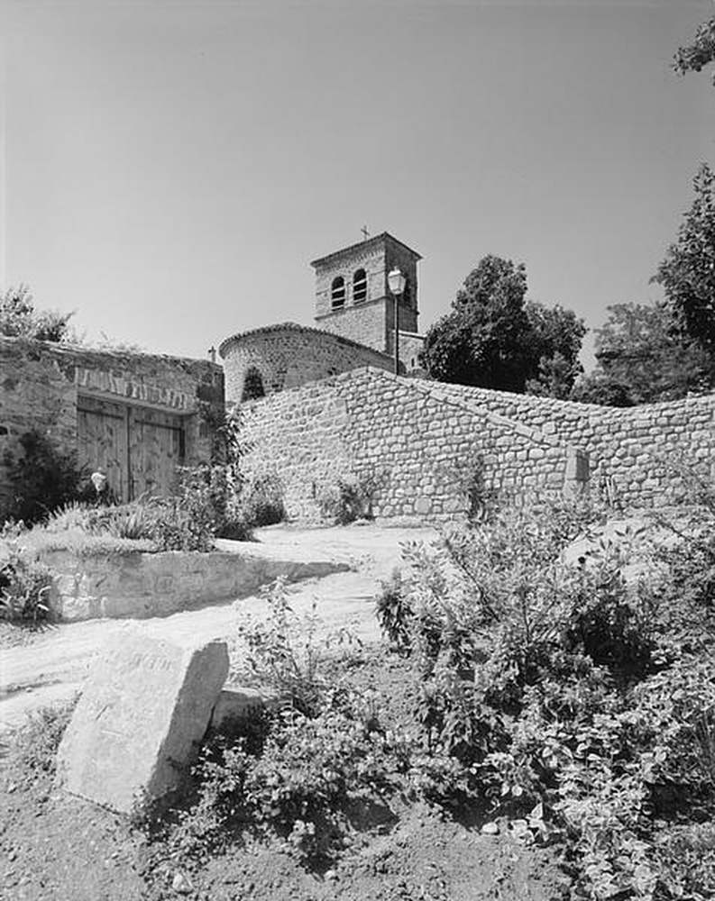 Saint-Etienne : Saint-Victor sur Loire, espaces verts et vue de l'église