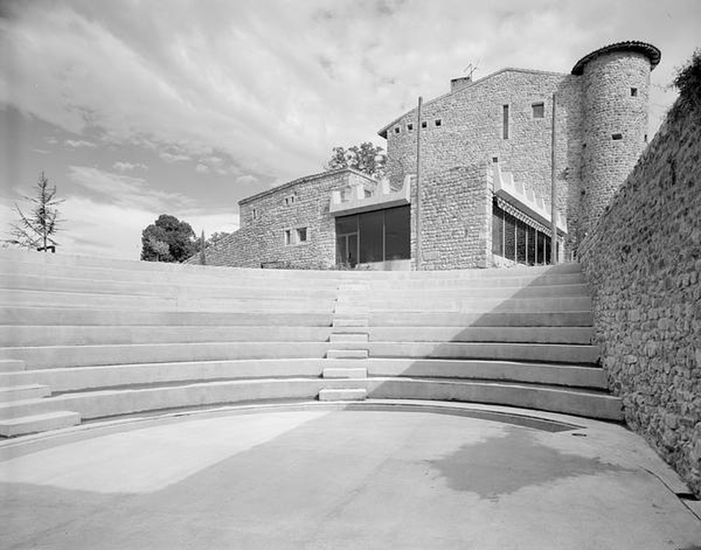 Saint-Etienne : Saint-Victor sur Loire, amphithéâtre et vue du château