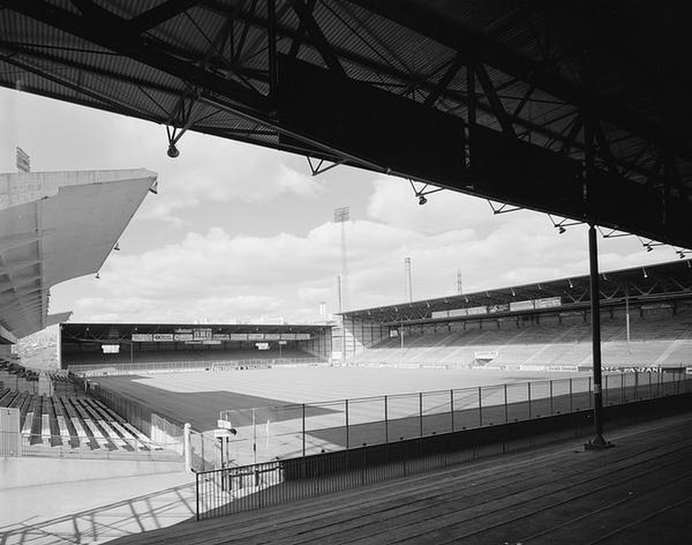 Saint-Etienne : stade Geoffroy Guichard, vue du terrain et des tribunes