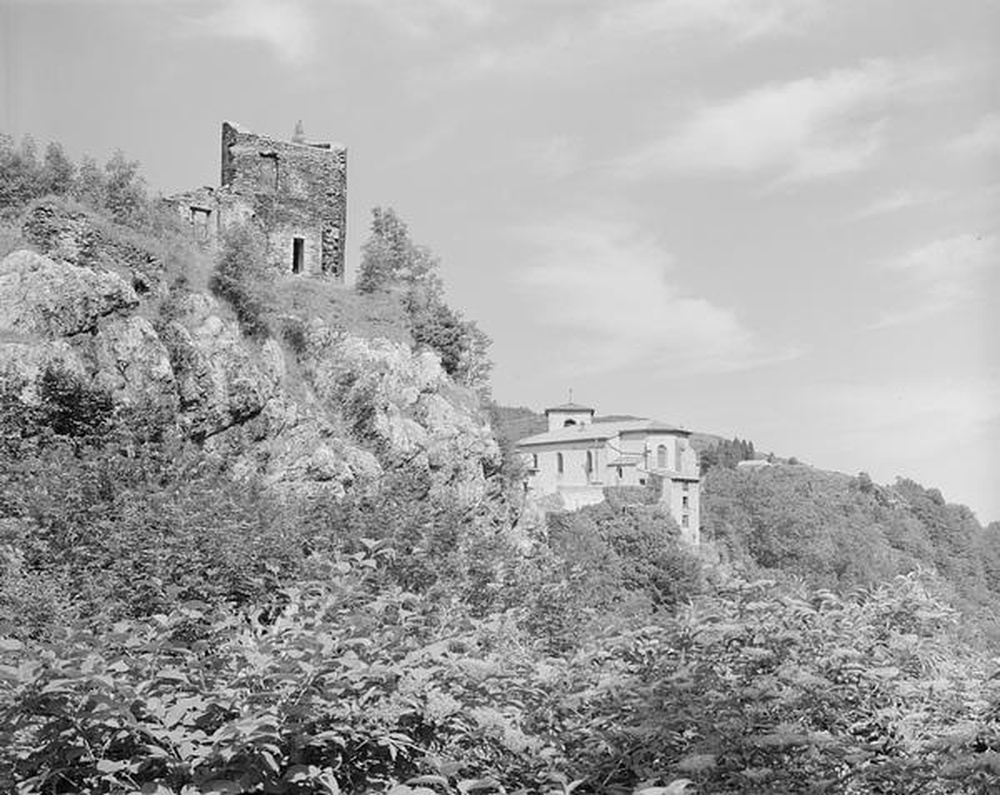 Saint-Etienne : Rochetaillée, vue partielle des ruines du château (XII°siècle) et de l'église (XVI°siècle)