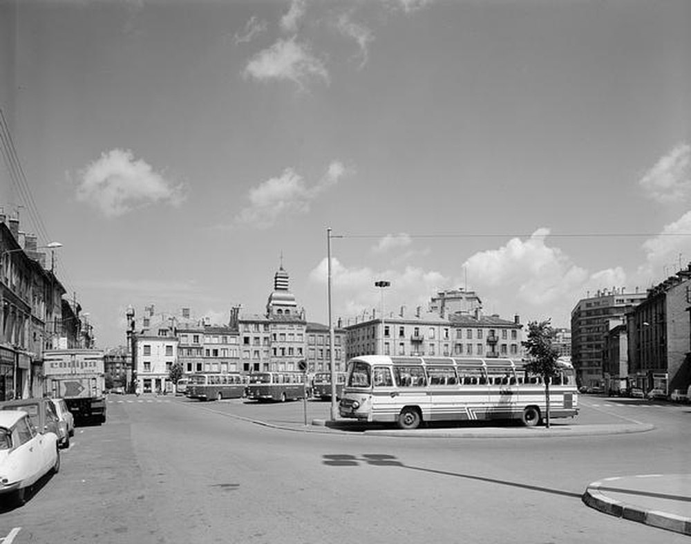 Saint-Etienne : centre ville, Place Chavanelle avec les autobus