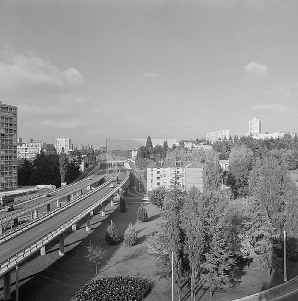 Saint-Etienne : Rond-Point, vue des bords de l'autoroute et de la "muraille de Chine"