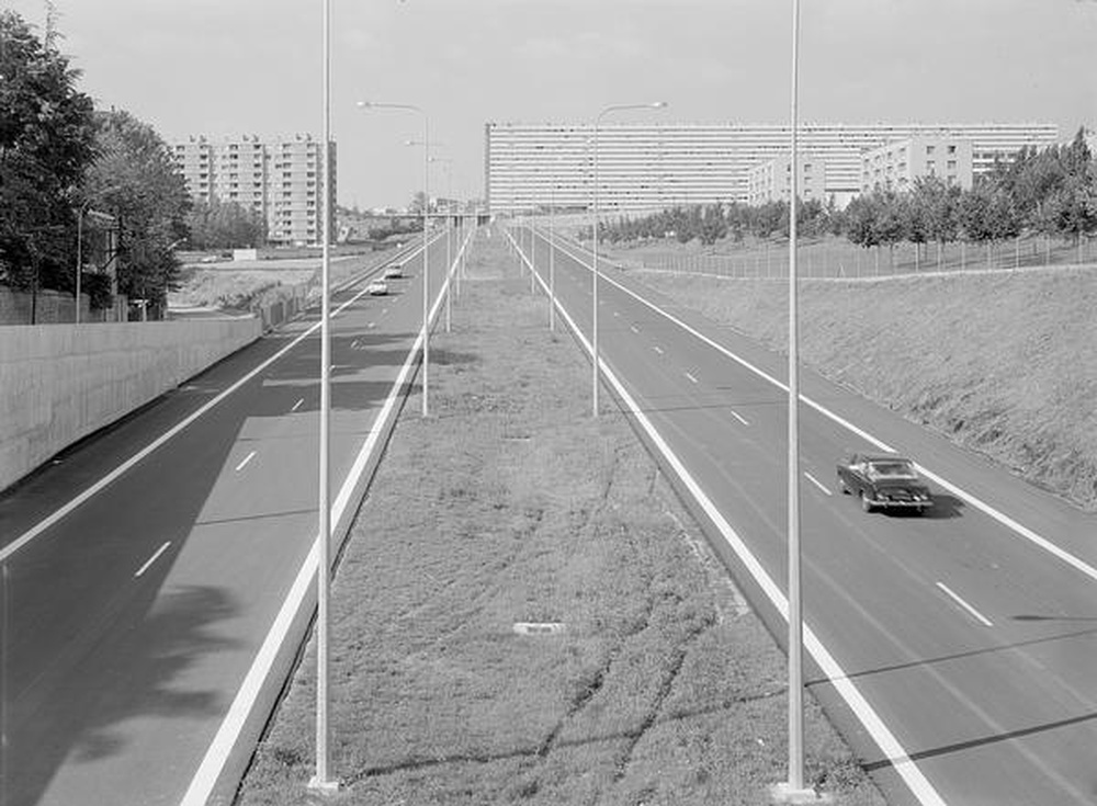 Saint-Etienne : Beaulieu-Montchovet, vue de l'autoroute, immeubles et "muraille de Chine"