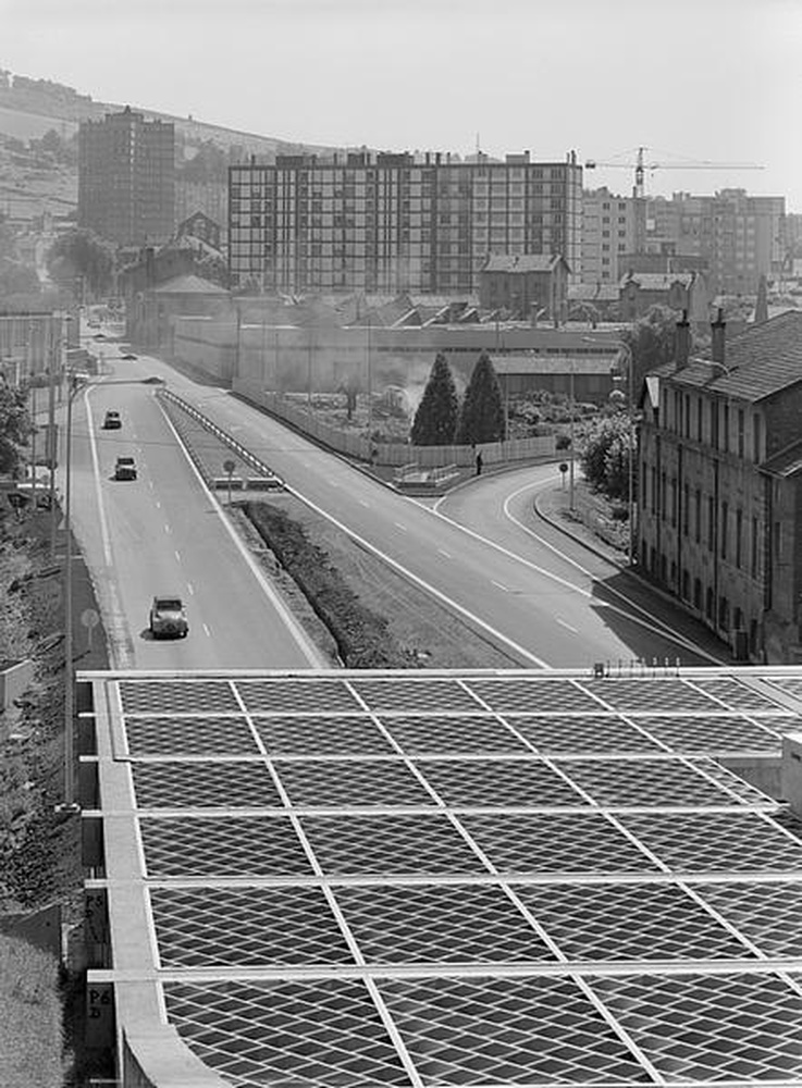 Saint-Etienne : Rond-Point, vue de l'autoroute, tunnel et immeubles