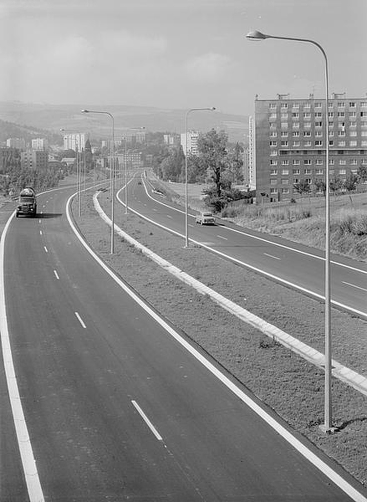 Saint-Etienne : Rond-Point, vue de l'autoroute et immeubles environnants