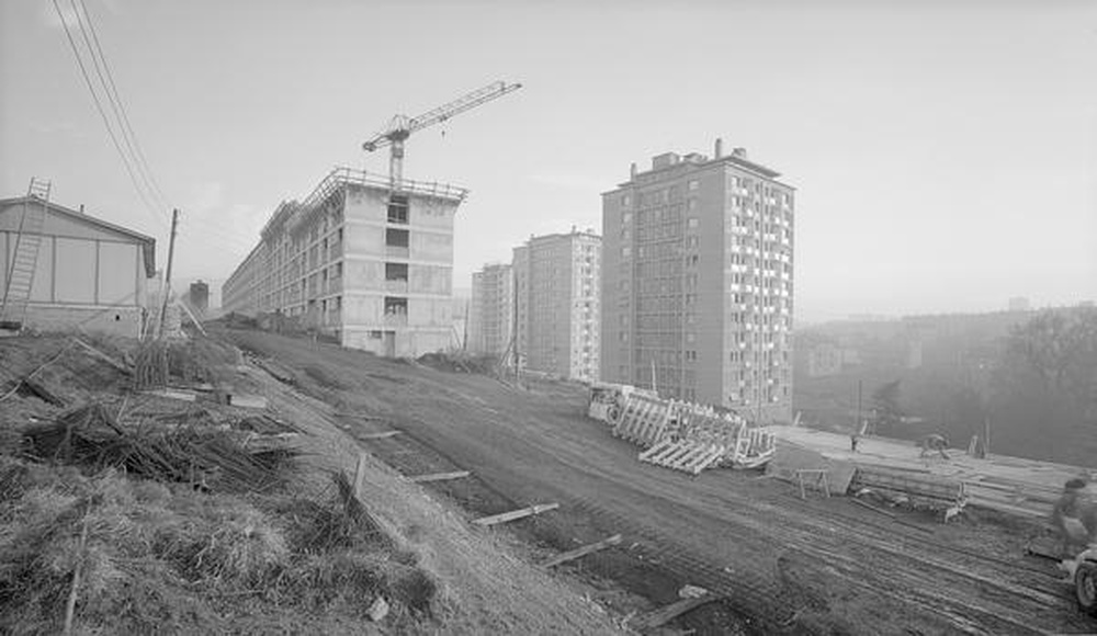 Saint-Etienne : Montplaisir, rue de Narvick, immeubles en construction face aux tours