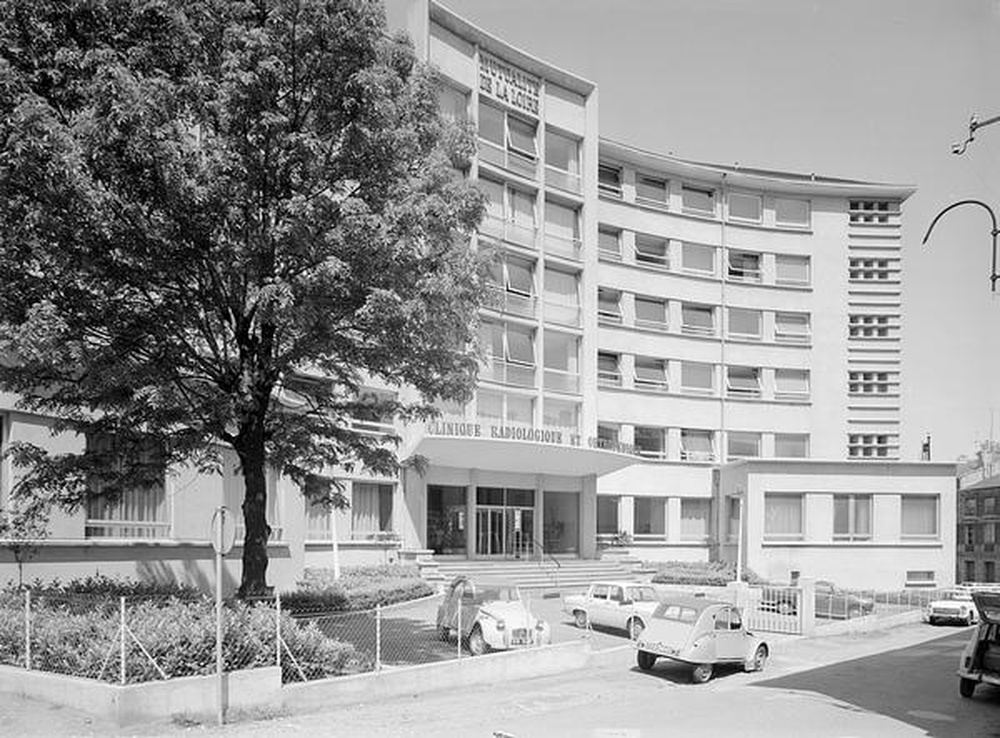 Saint-Etienne : Mutualité de la Loire, vue partielle de la façade et de l'entrée