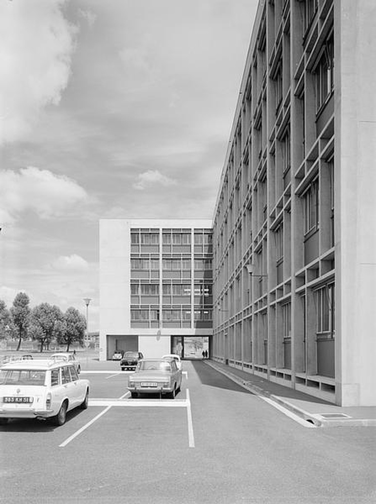 Saint-Etienne : Portail Rouge, collège du Portail Rouge, vue partielle du parking et des bâtiments