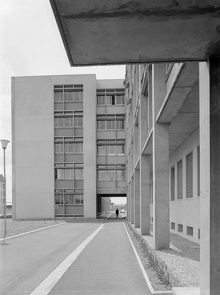 Saint-Etienne : Portail Rouge, Collège du Portail Rouge, vue partielle du parking et des bâtiments