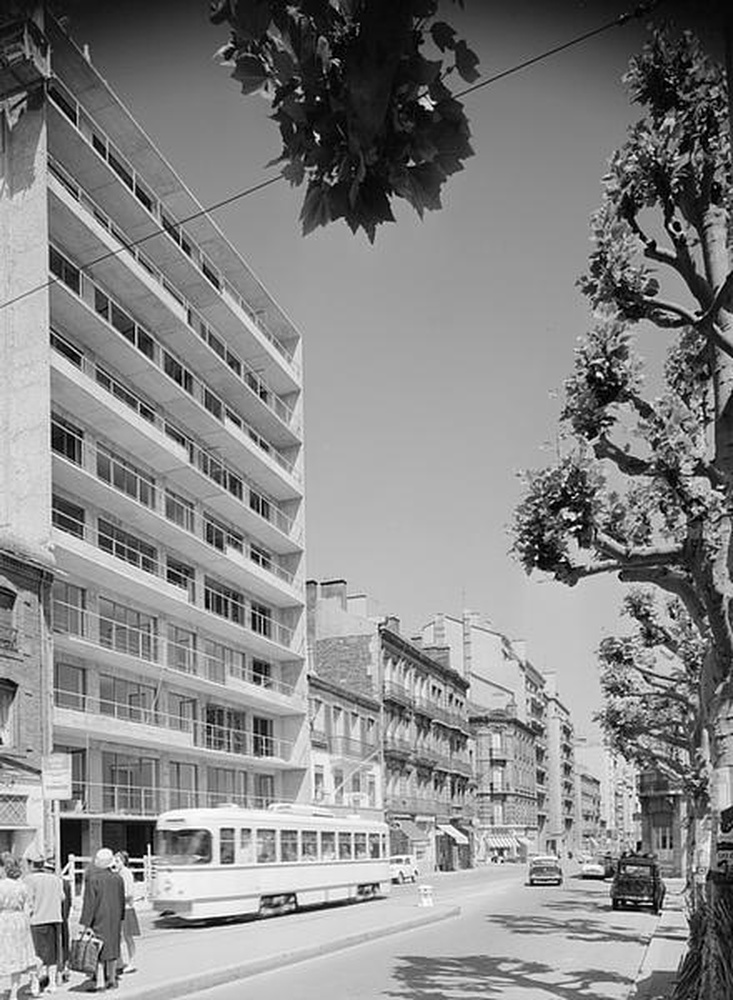 Saint-Etienne : rue du 11 novembre, voie du tramway et immeubles