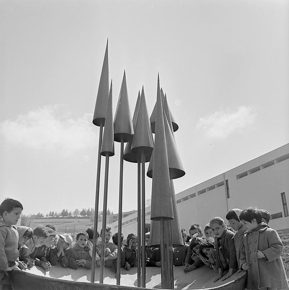 Firminy-Vert : école maternelle des Noyers (Marcel Roux), enfants groupés autour de la sculpture d’Alicia Penalba