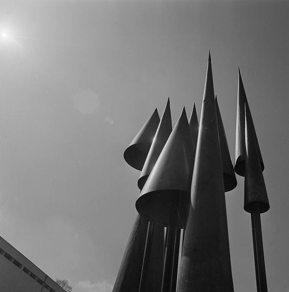 Firminy-Vert : école maternelle des Noyers (Marcel Roux),  détail de la sculpture d’Alicia Penalba