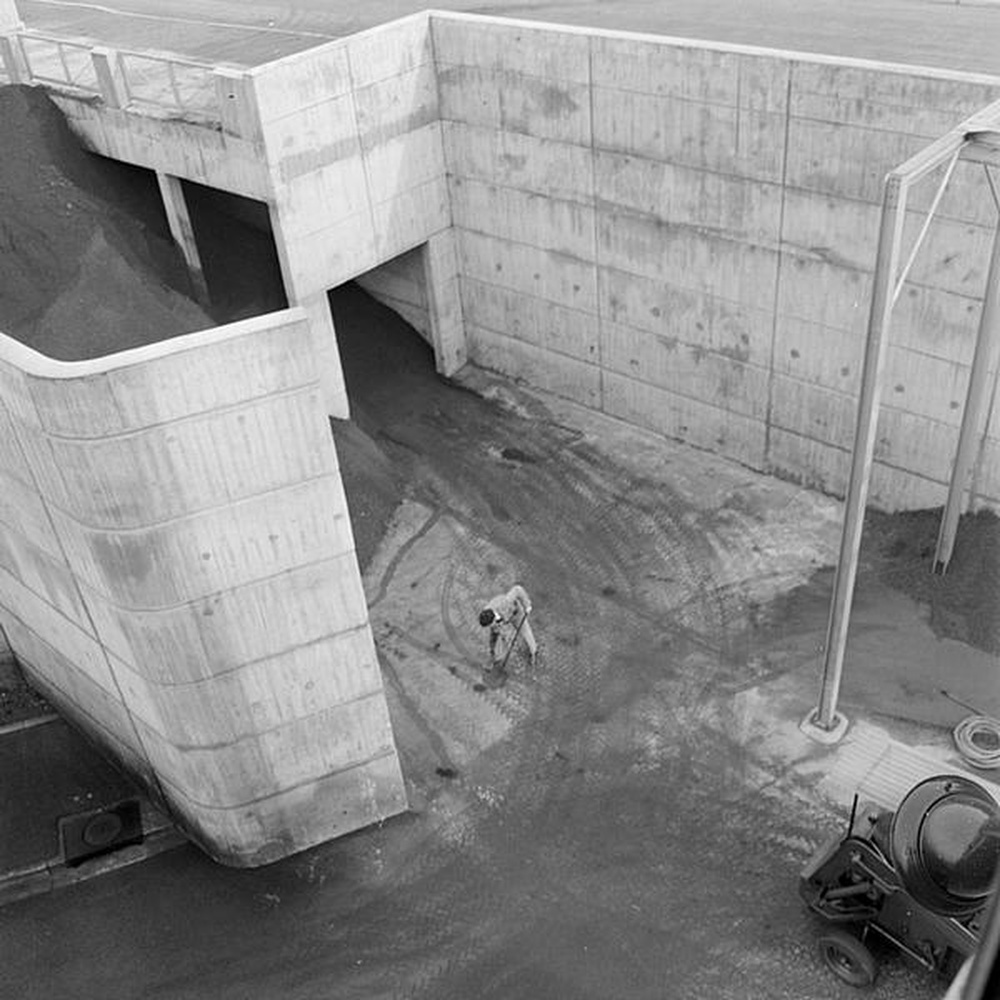 Firminy : chaufferie urbaine (Jean Kling), vue extérieure, ouvrier au travail