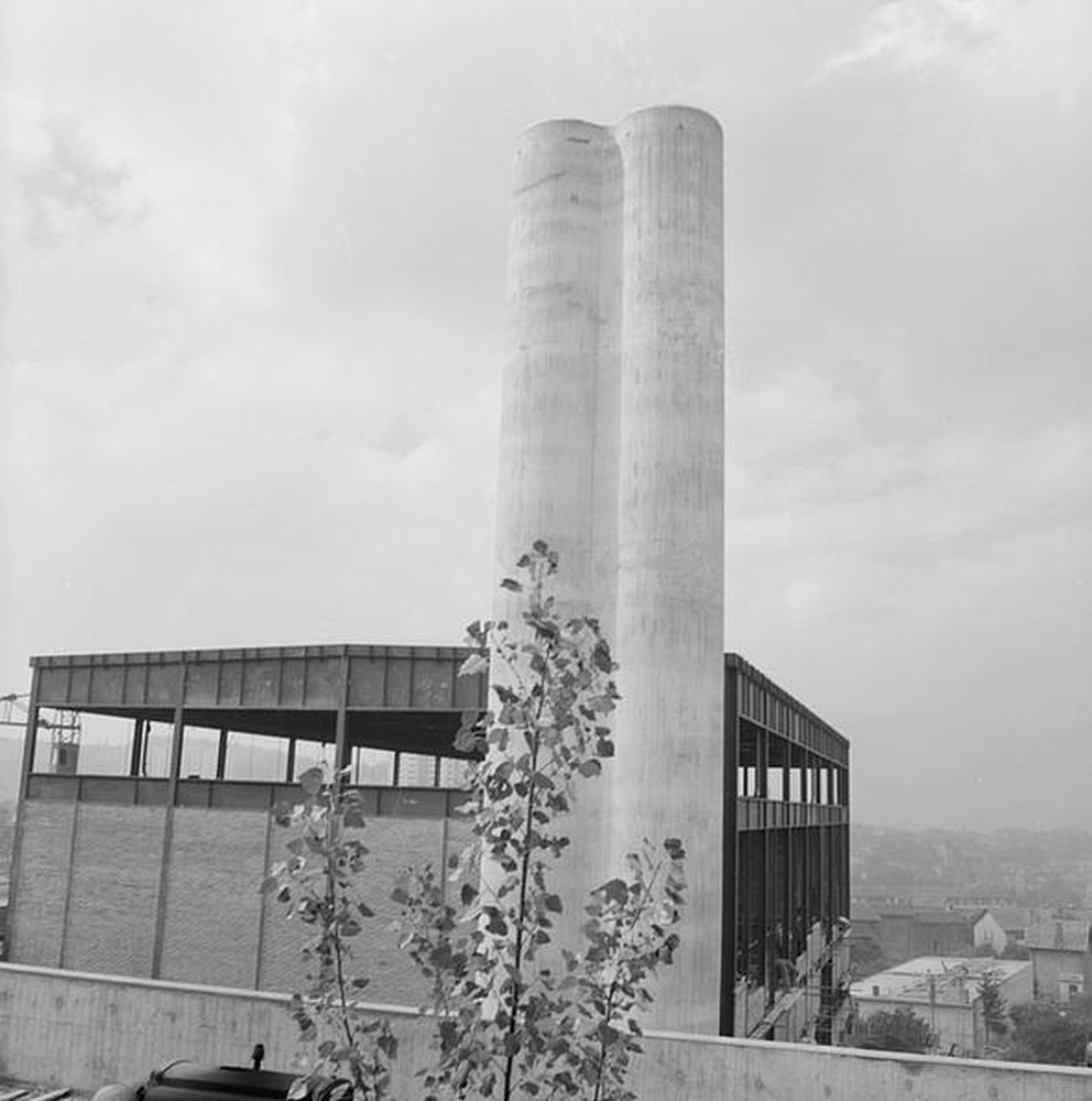 Firminy : chaufferie urbaine (Jean Kling), vue d’une partie du bâtiment et des deux cheminées