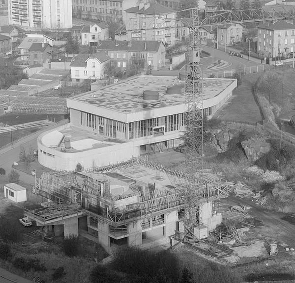 Firminy-vert : église Le Corbusier, en cours de construction et la Piscine (Wogenski)