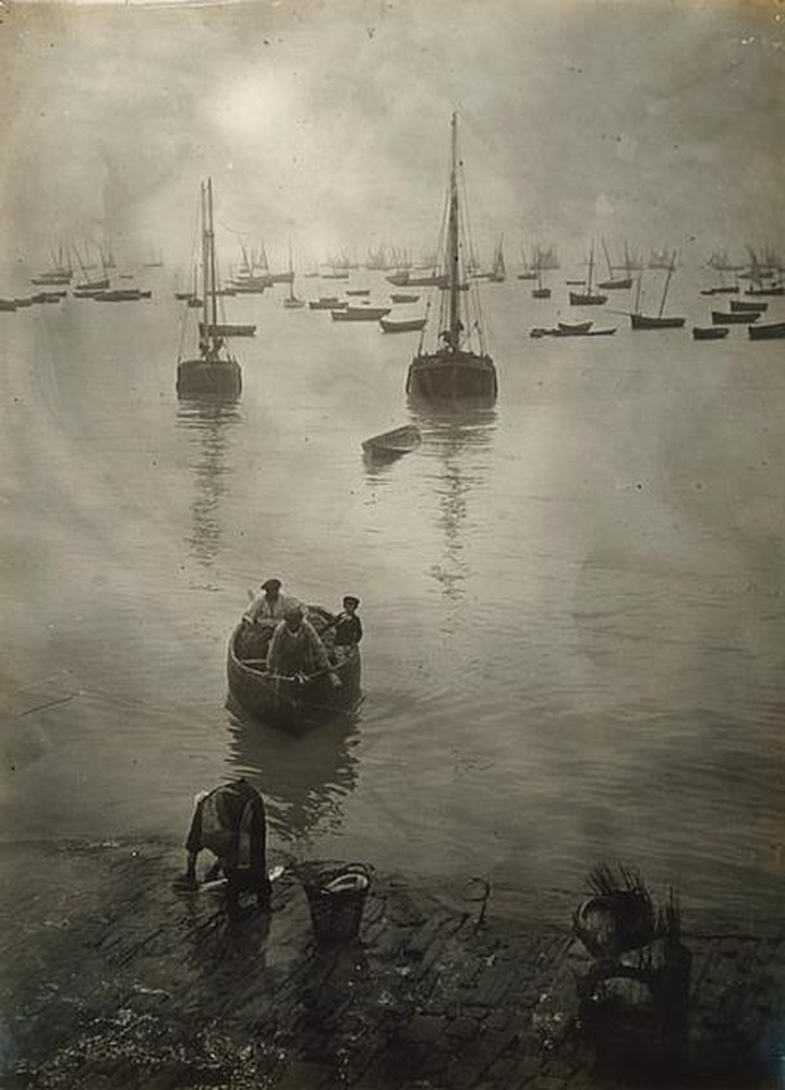 Personnages en barque dans un port