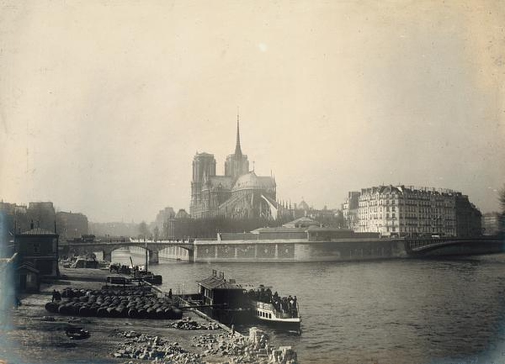 Vue du chevet de Notre Dame du quai de la Tourelle