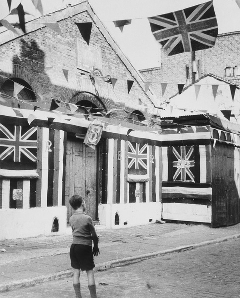 Back street off Bethnal Green Road, Coronation time
(Arrière cour sur Bethnal Green, période du couronnement)