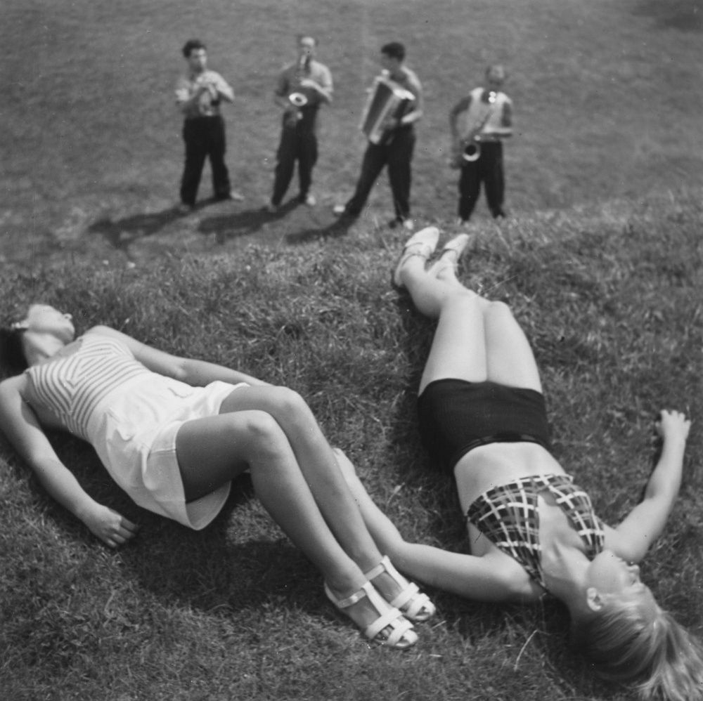 Orchestre et jeunes femmes au soleil