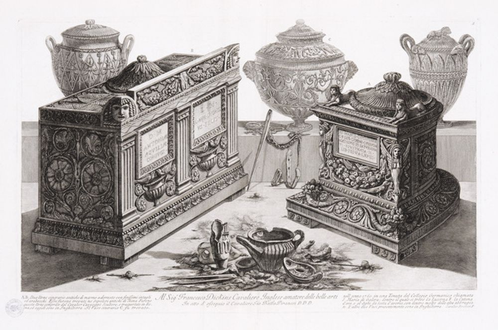 Urnes funéraires antiques et lampes