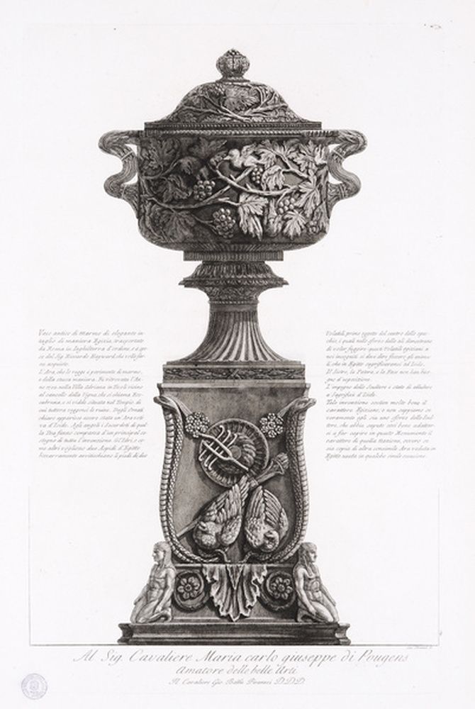 Vase antique en marbre décoré de motifs égyptiens