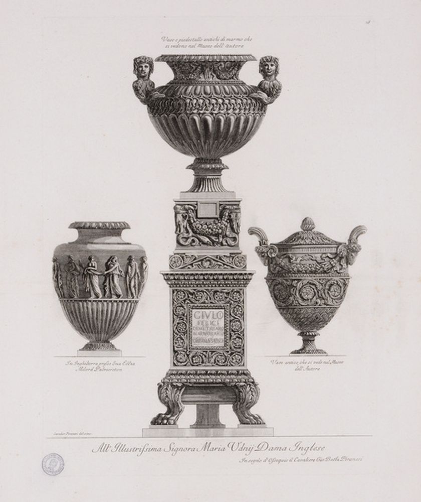 Trois vases et un piédestal antique