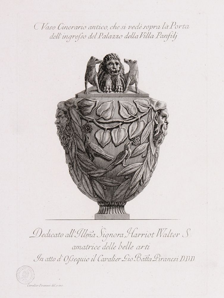 Urne funéraire au-dessus du portail de la villa Pamphili ; Vase antique en marbre orné de feuillages et festons