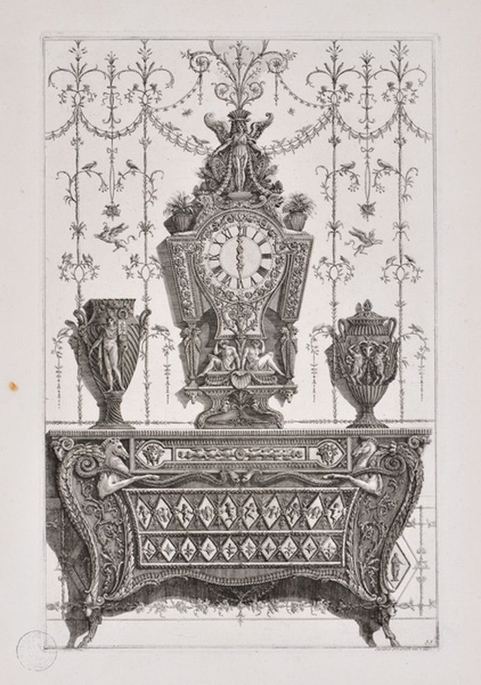 Commode avec une pendule entourée de deux vases