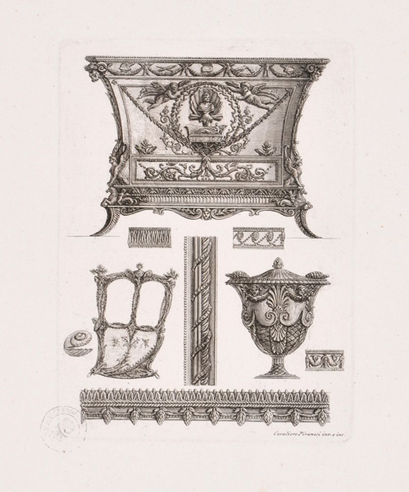 Commode, chaise à porteurs, vase et divers motifs décoratifs