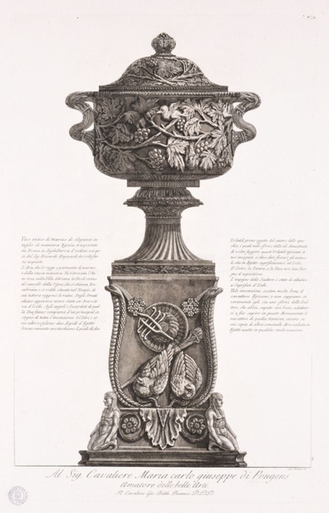 Vase antique en marbre décoré de motifs égyptiens