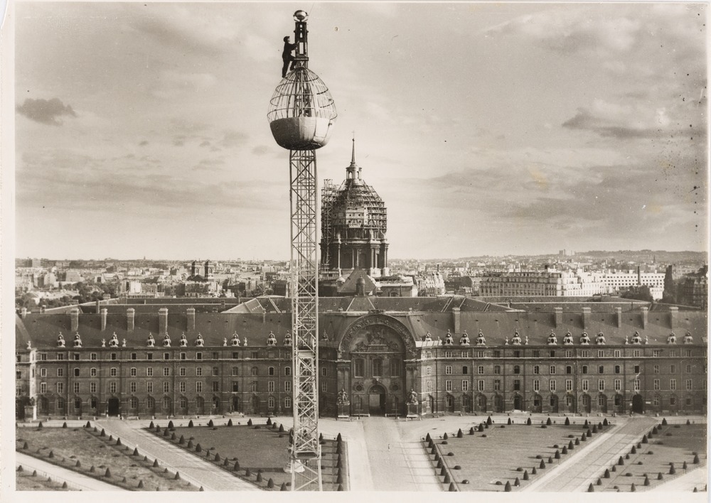 Suspendus dans une boule, les visiteurs de l'Exposition peuvent admirer ce panorama magnifique des Invalides !