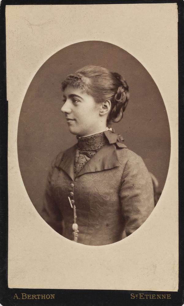 Portrait de jeune femme en buste